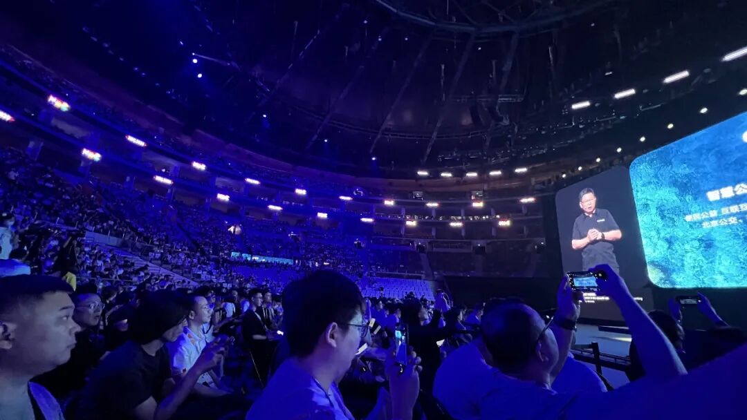 中国人自己的操作系统！余承东掏出纯血鸿蒙，华为AI大招硬刚苹果 配图 5