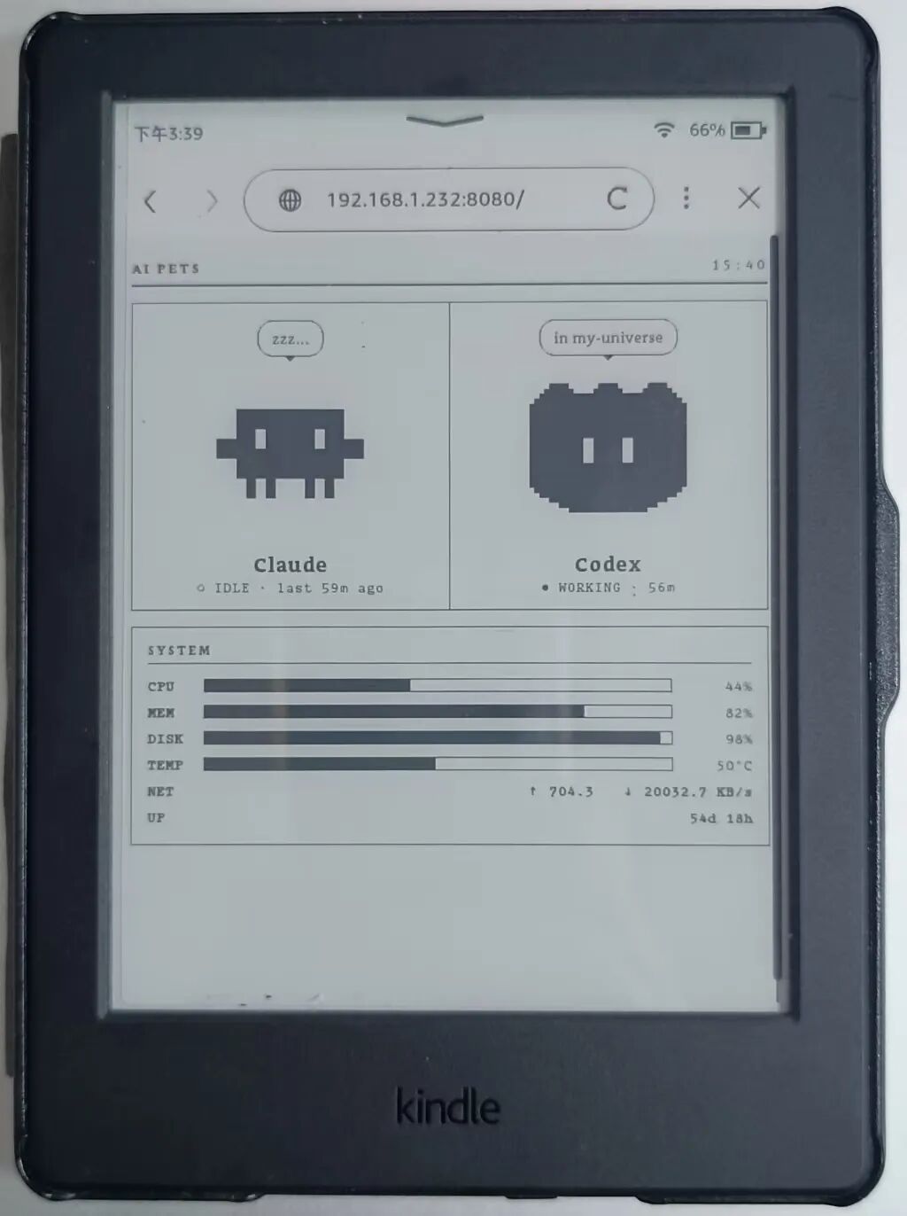 Kindle 上显示 Claude 和 Codex 两只像素宠物