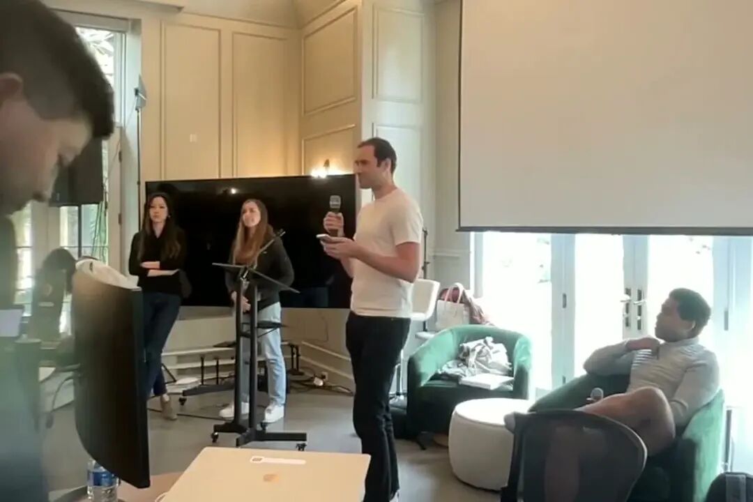 视频里的 Karpathy 讲到早期 Agent 尝试：当时工具不对，思路也不能硬推