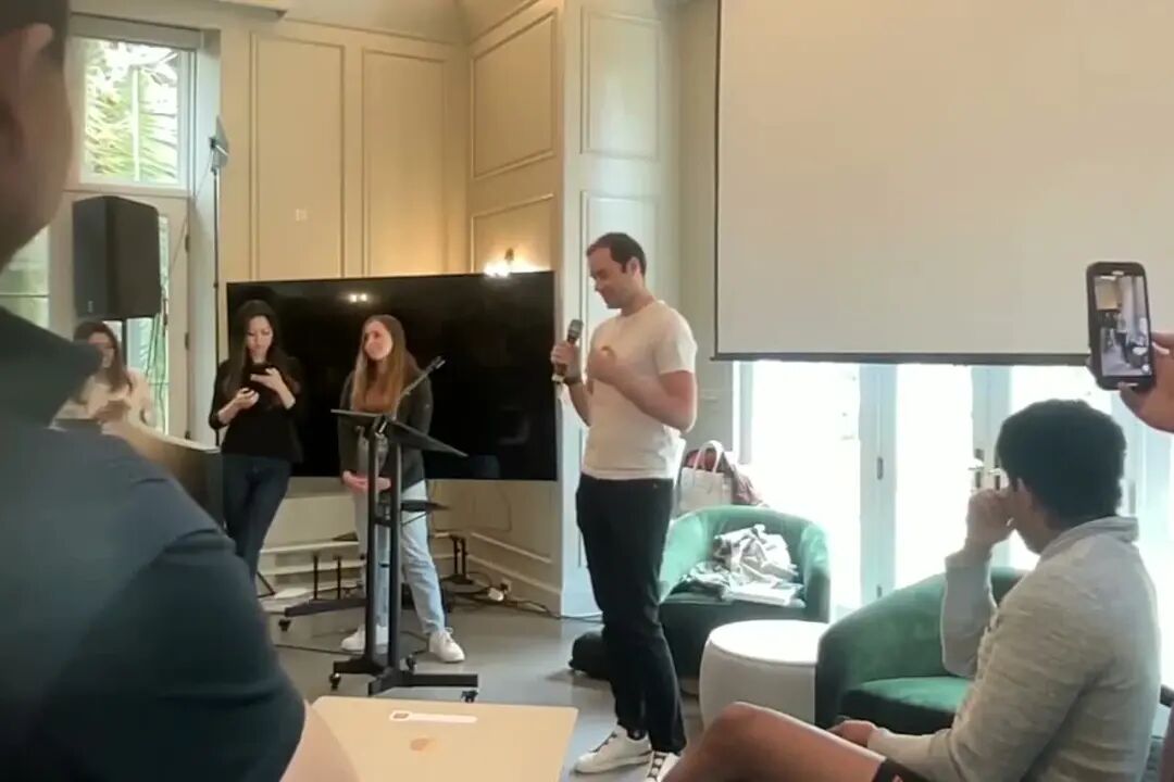演讲最后，Karpathy 把一线 Agent builder 放在很高的位置：真正的边界可能不只在大模型实验室