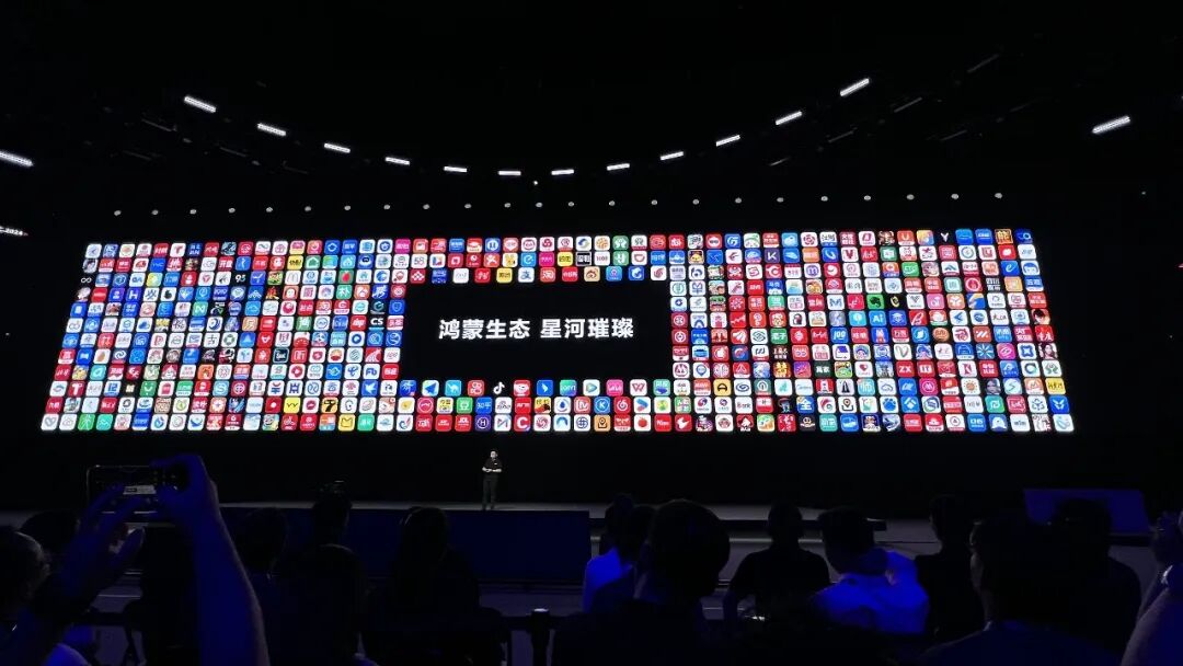 中国人自己的操作系统！余承东掏出纯血鸿蒙，华为AI大招硬刚苹果 配图 12