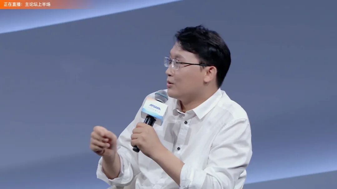 万字实录 | 杨植麟、姜大昕、朱军现场激辩！国产 AI 巨头对 o1 模型和行业的深度思考 配图 6