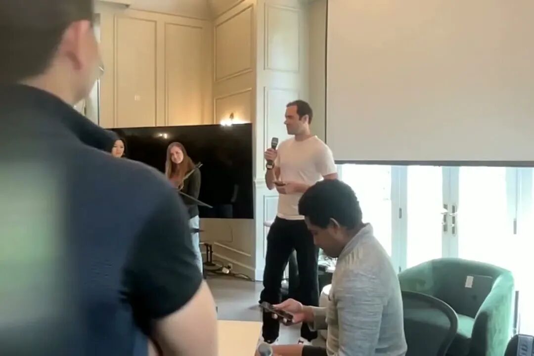 视频中 Karpathy 提醒：Agent 很容易让人兴奋，但做成产品是另一回事