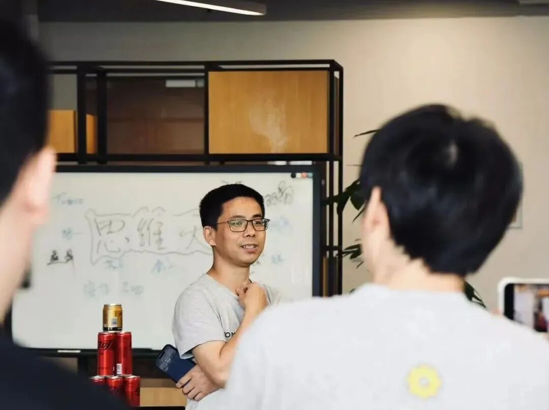 对话YouMind创始人玉伯：挑战抖音的男人｜100 AI Creators 配图 3